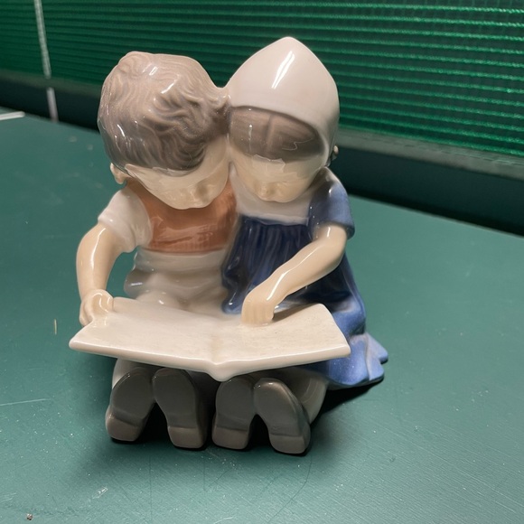 Vintage B&G Bing And Grondahl Children Reading A Book Figurine numbered - Picture 1 of 3